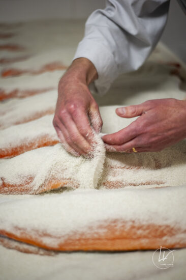 Photographe culinaire - Reportage métier fumage saumon fumé Label Rouge - Fumage de Bourgogne (71)